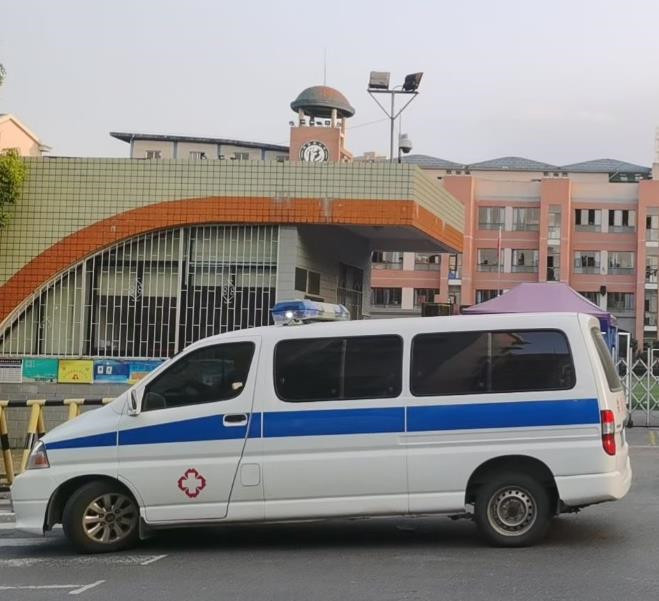 瑶海救护车出租护送骨折病人一公里多少钱